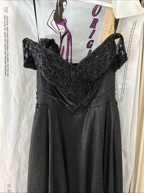 Formal Dress Elegant Black Lace-Top Evening Dress. NWT